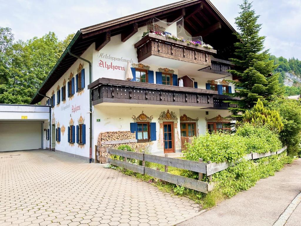 un edificio con balcón en la parte superior en Ferienwohnung Alphorn - SommerBergBahn unlimited kostenlos en Oberstdorf
