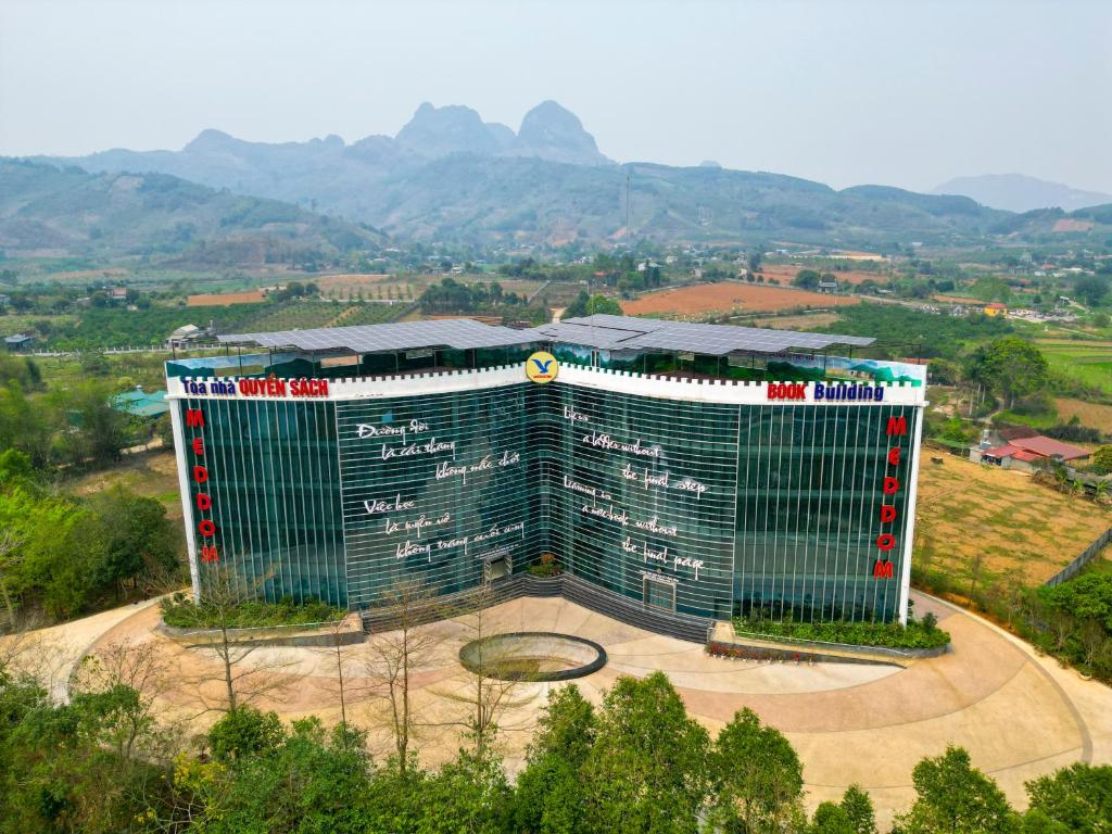 duży budynek na polu z górami w tle w obiekcie MEDDOM Park w mieście Cao Phong