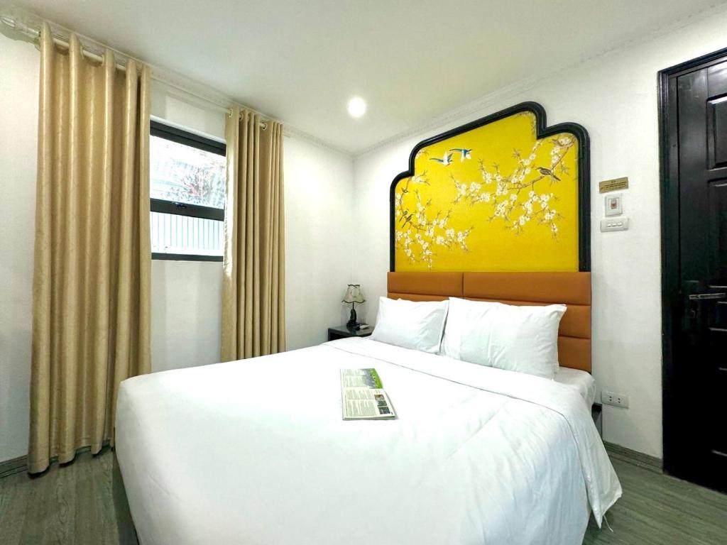 Postel nebo postele na pokoji v ubytování Hanoi Elpis Hotel