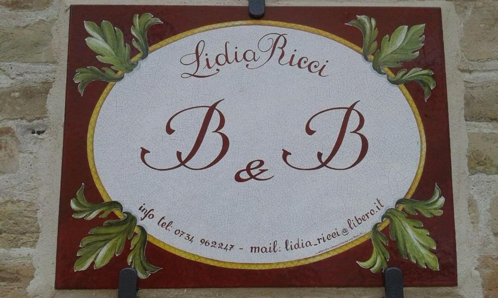 Una señal que dice hola timbre y bb en B&B Lidia Ricci, en Montegiorgio