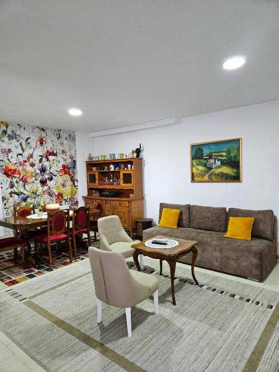 uma sala de estar com um sofá e uma mesa em Apartman Juga em Kremna