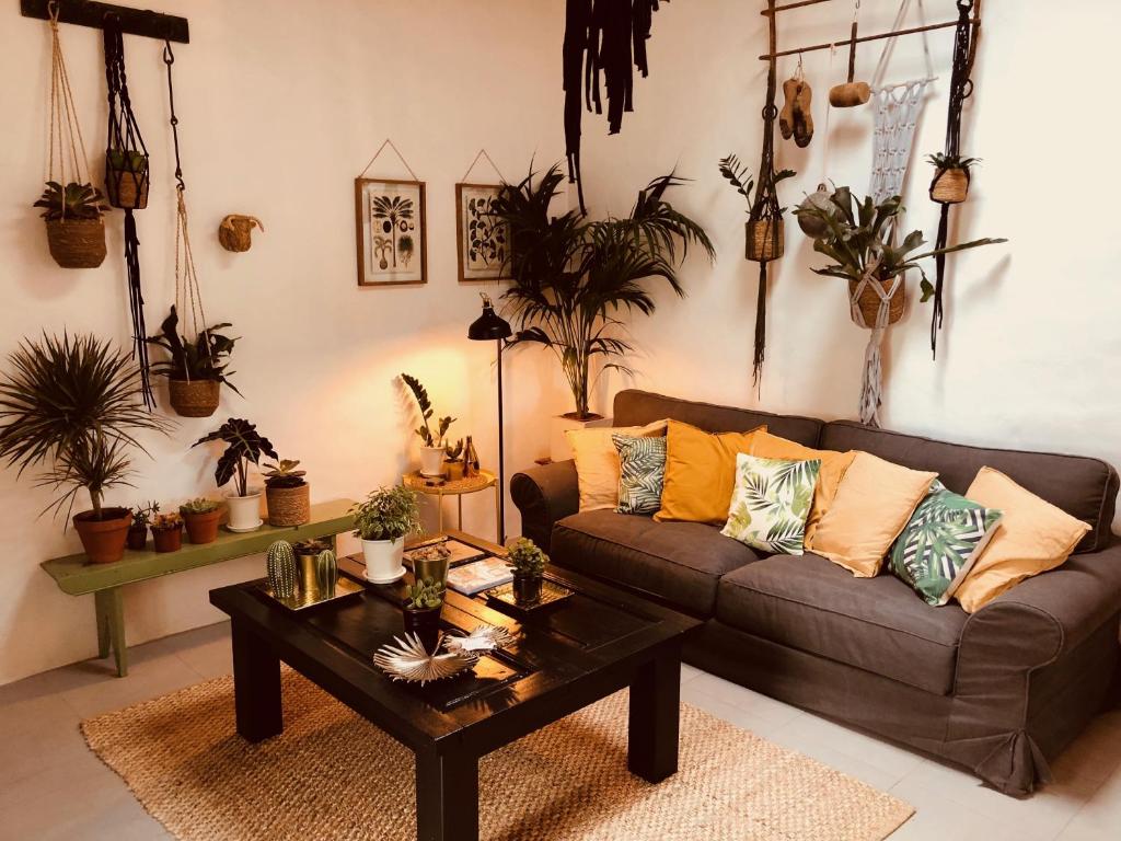 sala de estar con sofá y mesa de centro en Cuarto Botánico Stylish Studio with Shared Pool, en Tiagua