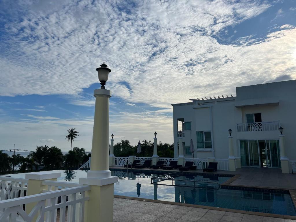 Bazén v ubytování Krabi Front Bay Resort nebo v jeho okolí