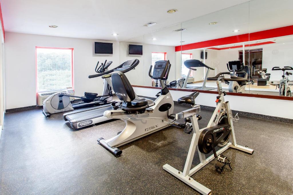 Fitness centrum a/nebo fitness zařízení v ubytování Baymont by Wyndham Lazaro Cardenas