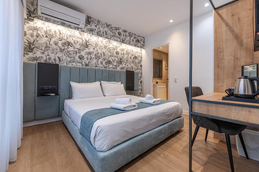 Kriel Suites by LIV Homes في أثينا: غرفة نوم فيها سرير ومكتب