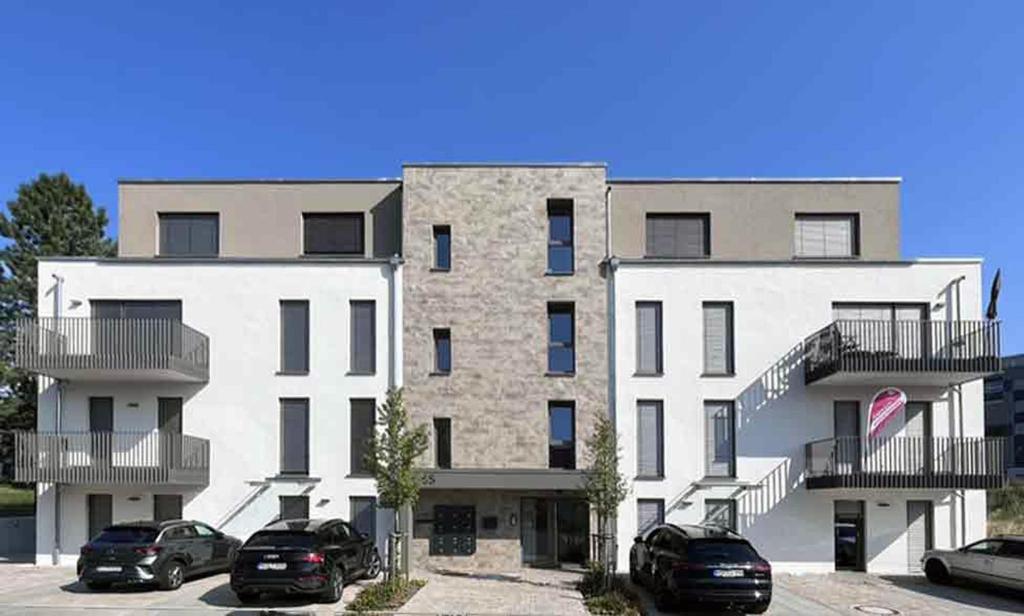 マルクトハイデンフェルトにあるAD1716 Apartmentsの駐車場車を停めた白い大きな建物