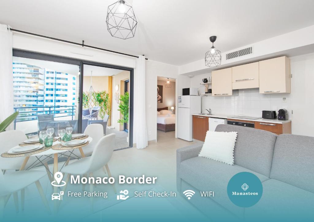 un soggiorno con divano e tavolo di Vue Monaco & Tour Odéon, Terrasse, Parking Gratuit a Beausoleil