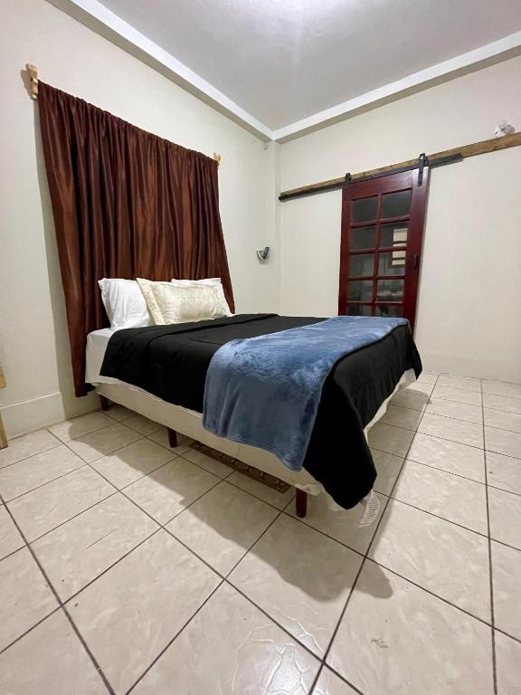 una camera con un letto in una stanza con una finestra di Paty’s house a San Pedro Sula