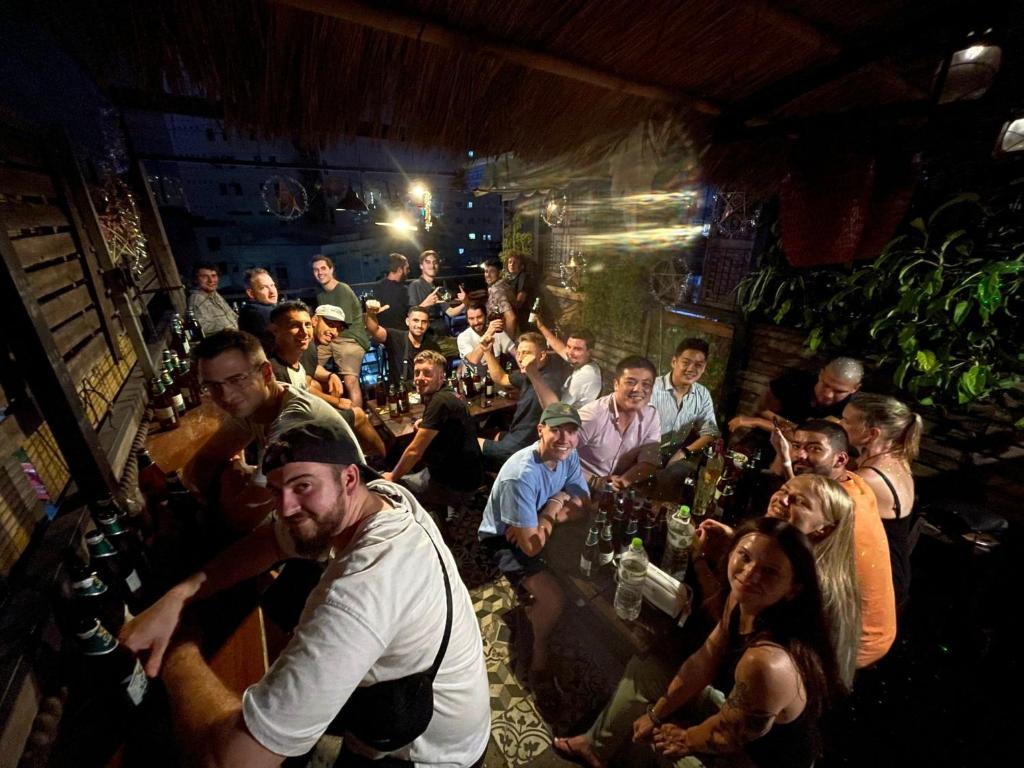 een menigte mensen die in een bar zitten bij Mobylette Sai Gon in Ho Chi Minh-stad
