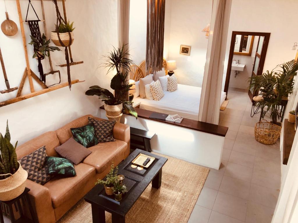 - un salon avec un canapé et un lit dans l'établissement Rincon Botanico at Tiagua81 Cosy Studio with shared pool, à Tiagua