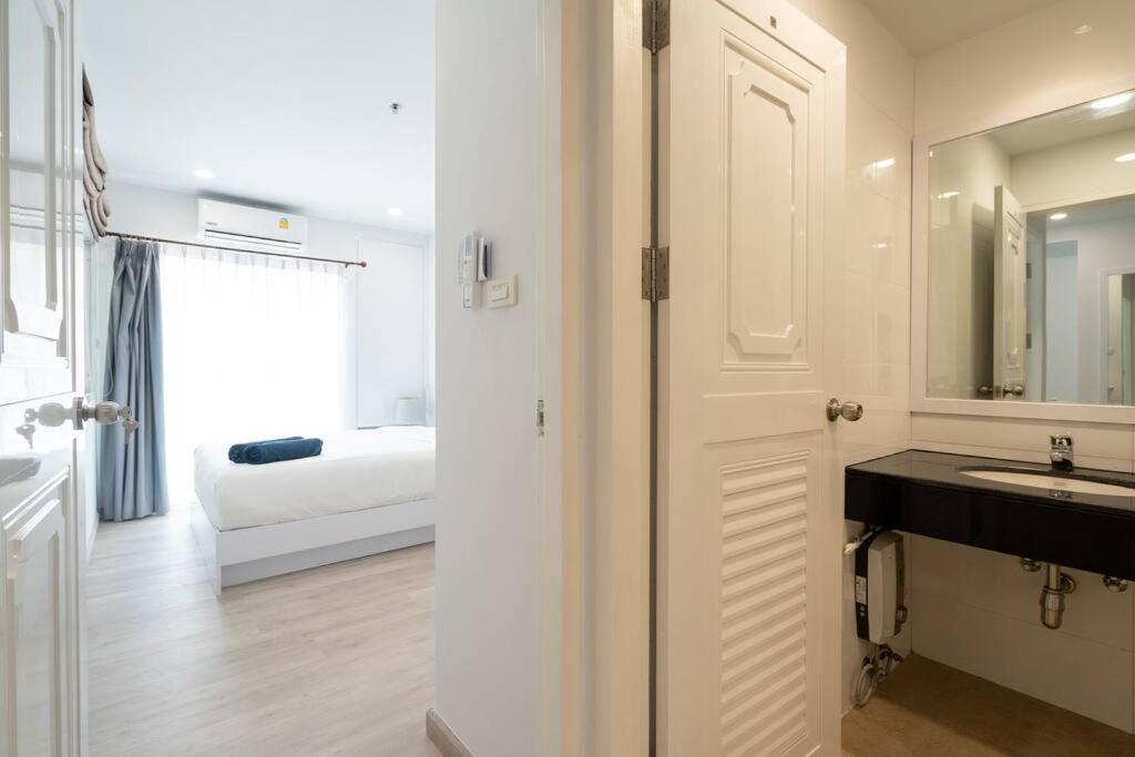 Postel nebo postele na pokoji v ubytování Brand New Patong Apartment 1-Bedroom