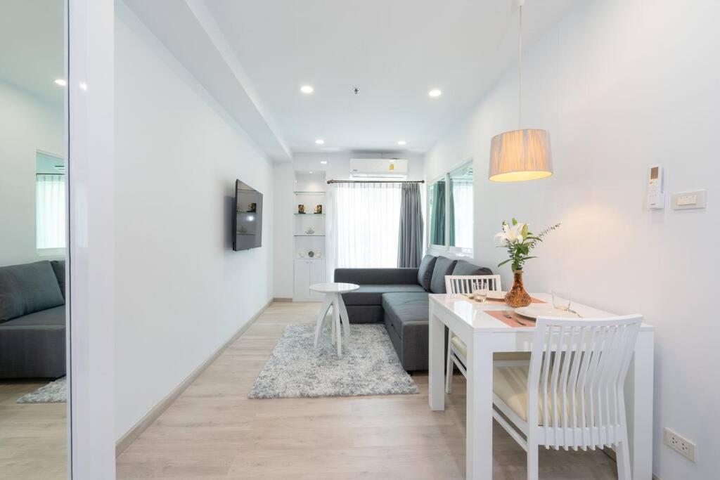 Posezení v ubytování Brand New Patong Apartment 1-Bedroom