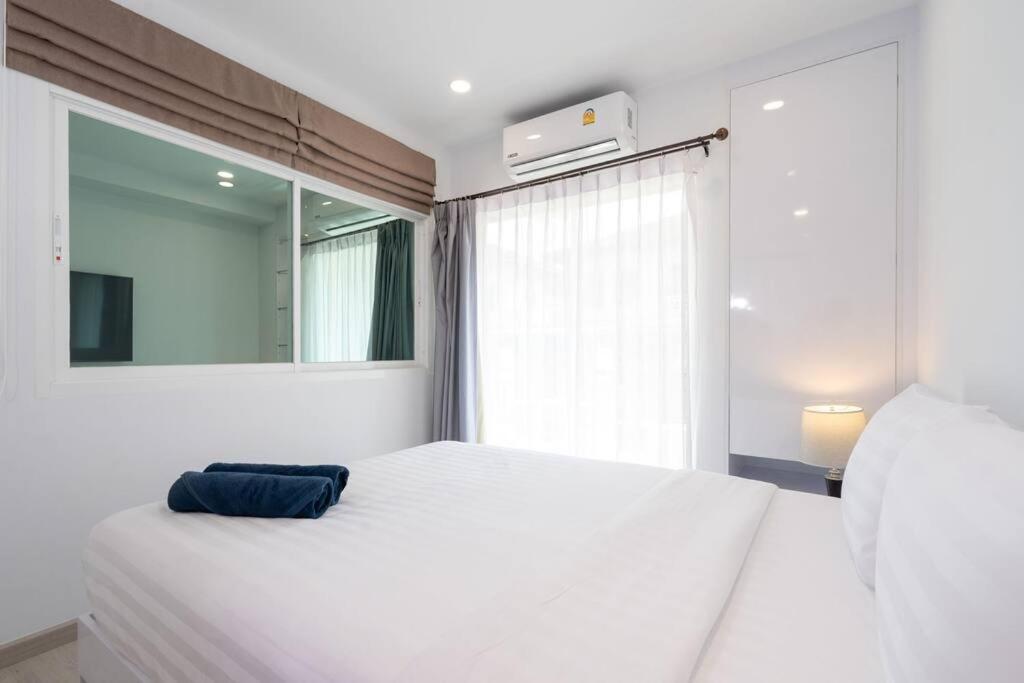 Postel nebo postele na pokoji v ubytování Brand New Patong Apartment 1-Bedroom