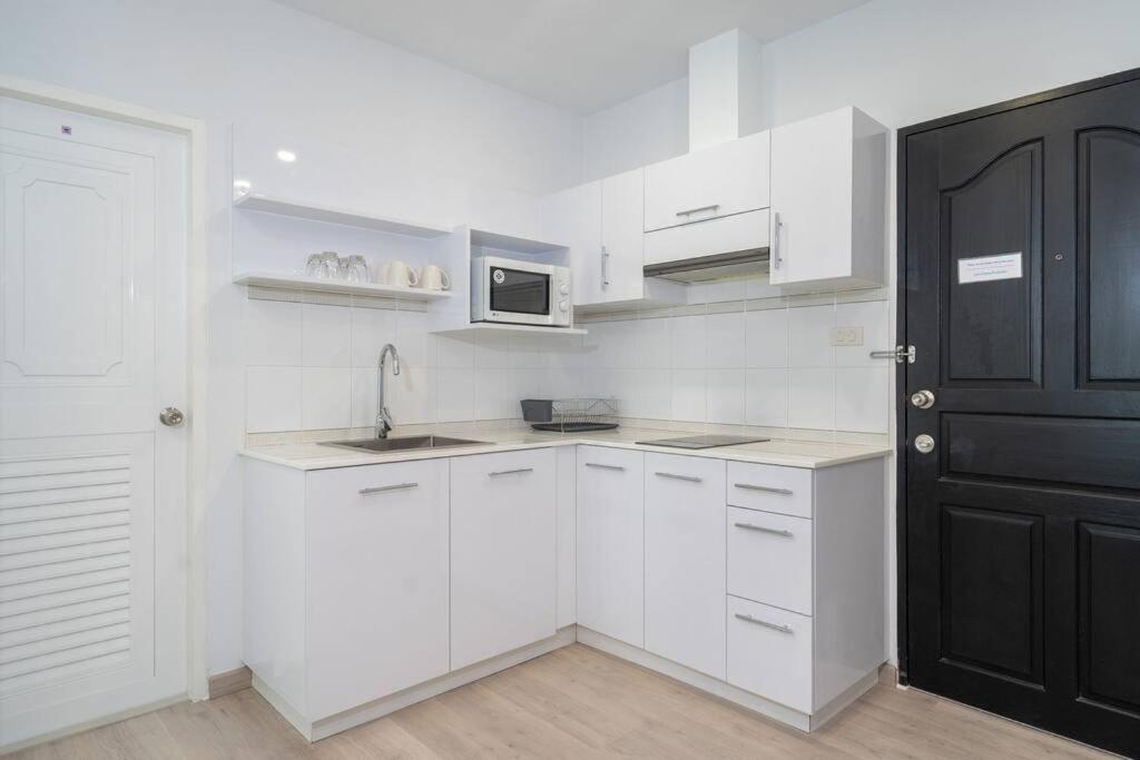 Kuchyň nebo kuchyňský kout v ubytování Brand New Patong Apartment 1-Bedroom