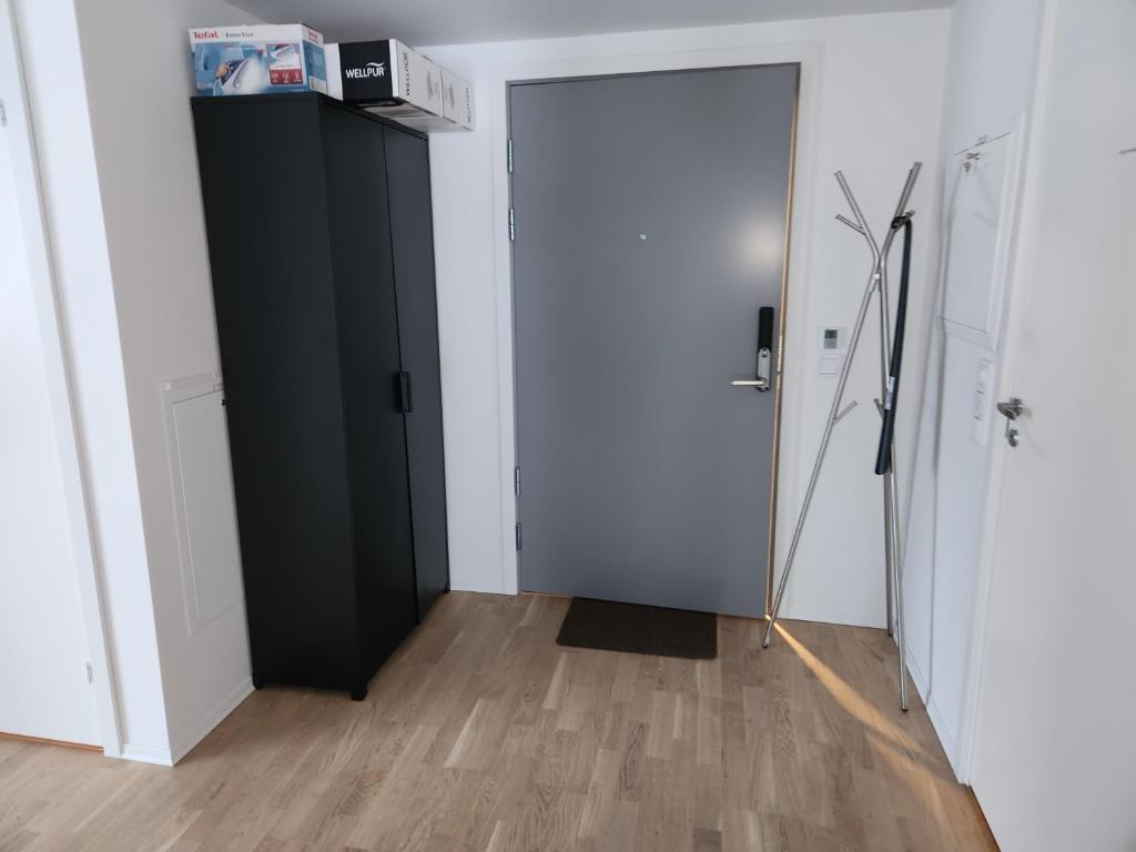 een kamer met een deur en een doos bovenop bij Fefe's Luxury Rooms in Ask Gjerdrum/Oslo in Gjerdrum