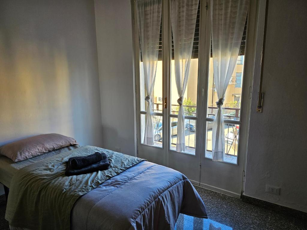 パヴィアにあるCamera Alexのベッドルーム1室(ベッド1台、大きな窓付)