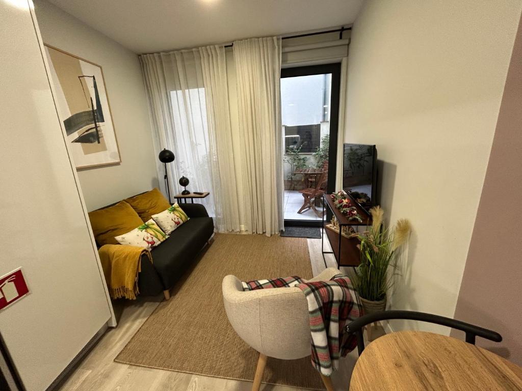 een woonkamer met een bank en een tafel bij Marquês d'Aveiro Suite in Aveiro