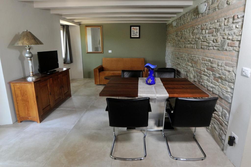 Televízia a/alebo spoločenská miestnosť v ubytovaní Borgo Stanzano