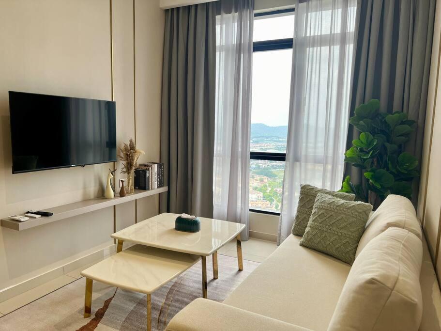 uma sala de estar com um sofá branco e uma grande janela em Hill10 Residence, i-city Shah Alam (Golden Shacks) em Shah Alam