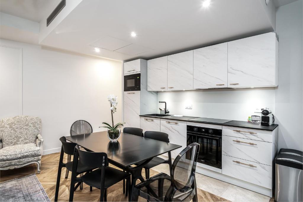 Kuchyň nebo kuchyňský kout v ubytování Apartments Du Louvre - Le Marais