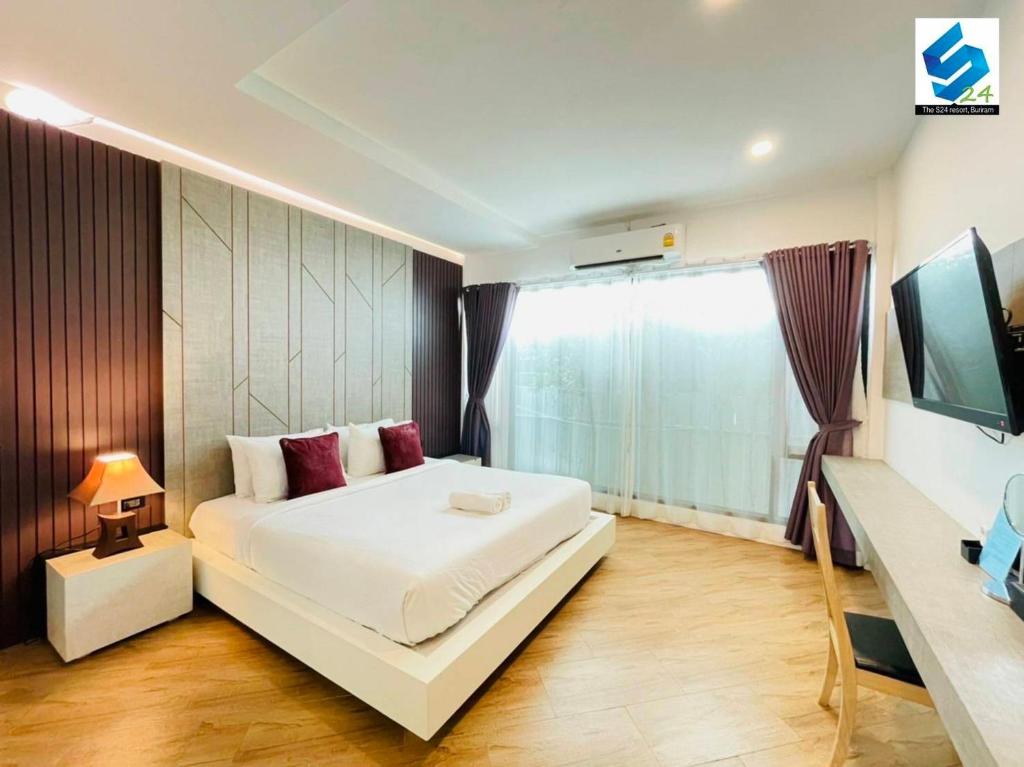une chambre d'hôtel avec un lit et une télévision dans l'établissement The S24 Resort Buriram, à Buriram