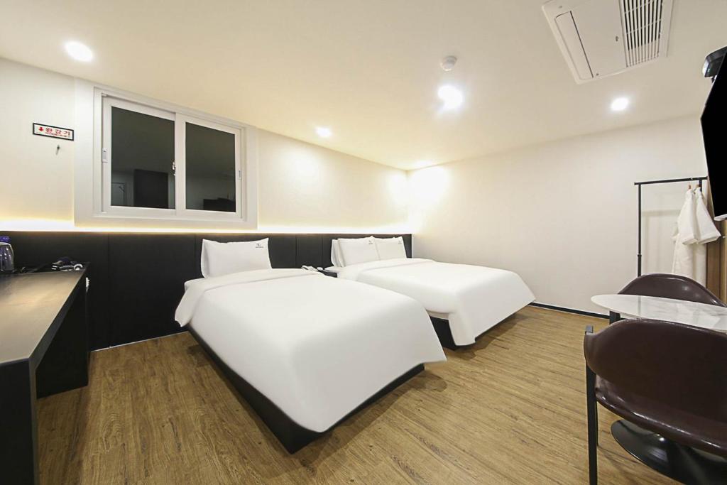 Postel nebo postele na pokoji v ubytování Busan Seomyeon Broa Hotel