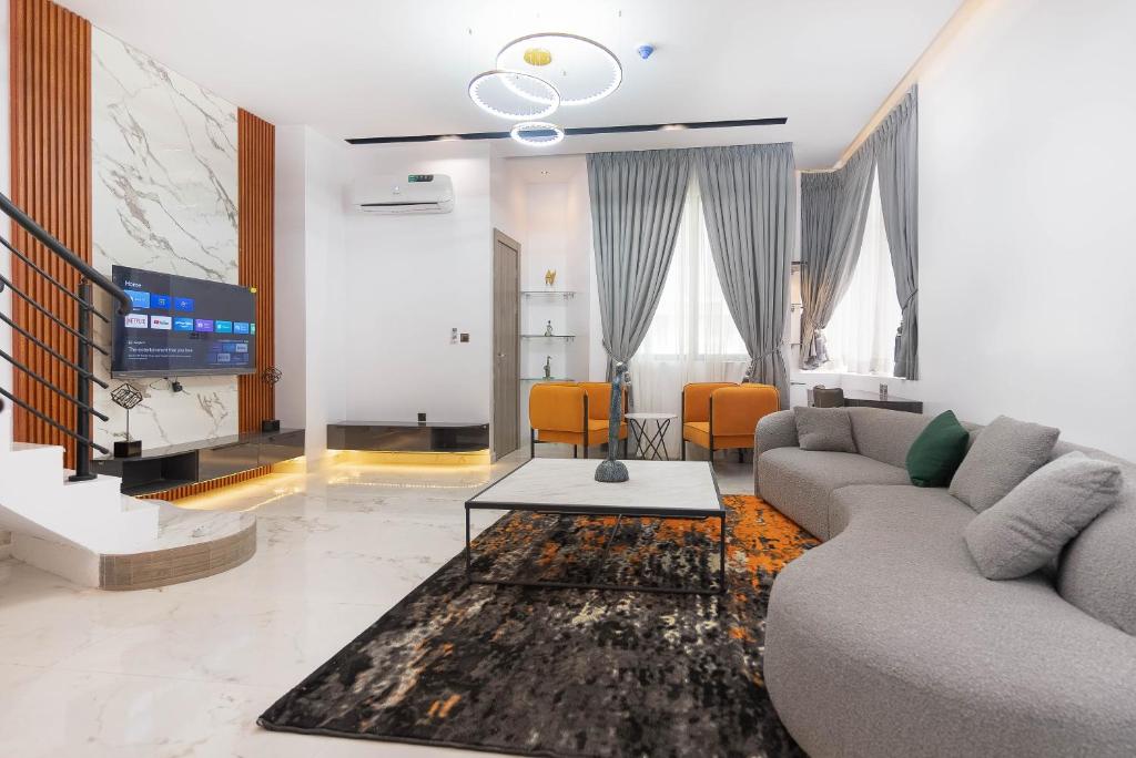 TV a/nebo společenská místnost v ubytování GTA HOTEL IKEJA