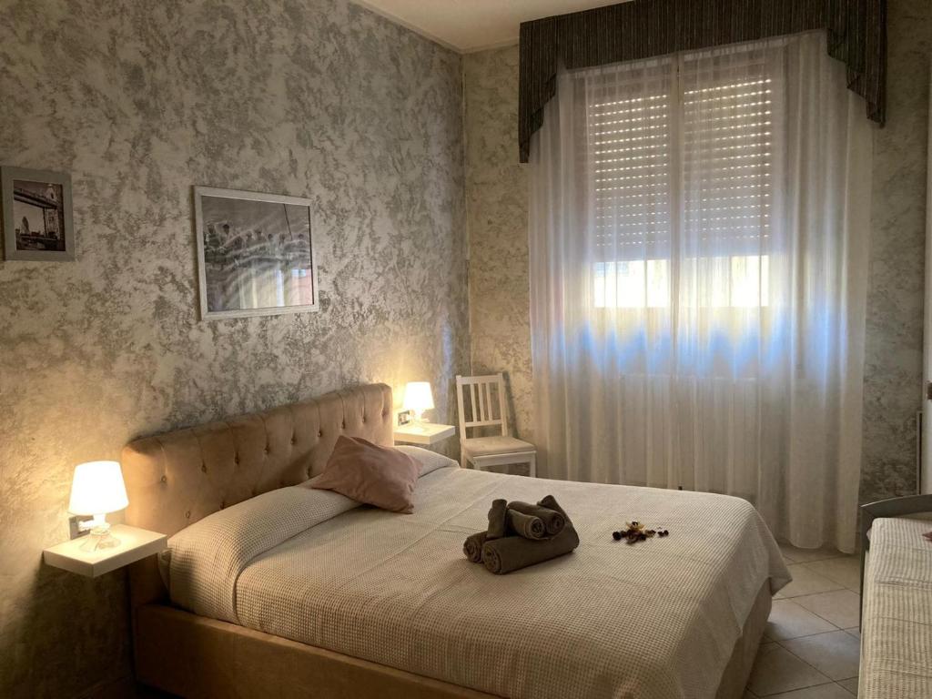 Un dormitorio con una cama con una bolsa. en CASA DI MANU e DADO, en Vimodrone