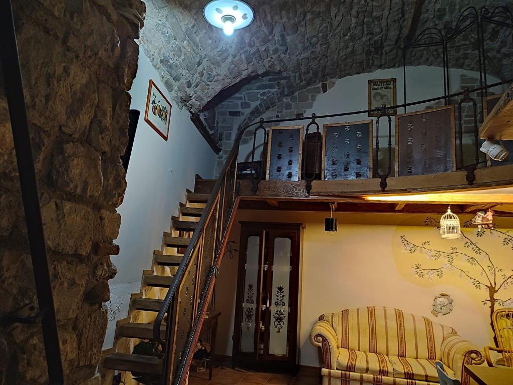 波坦察的住宿－La Grotta del Leone，一间带楼梯和沙发的客厅