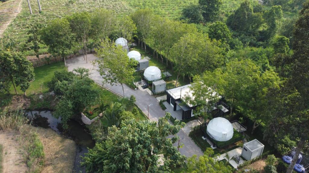 una vista aérea de un observatorio en un parque en ธาราไลฟ์, en Ratchaburi
