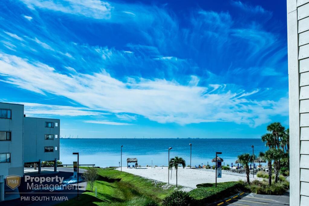 een uitzicht op het strand voor een gebouw bij Bay View Rendezvous in Tampa