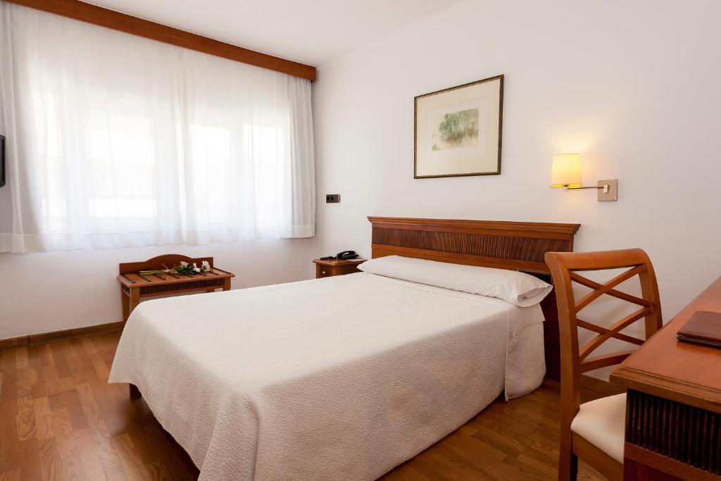 A bed or beds in a room at Hotel Araxa - Adults Only