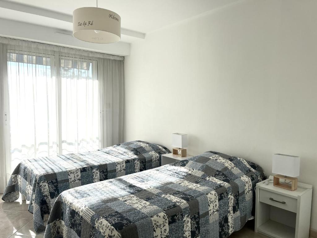 Posteľ alebo postele v izbe v ubytovaní Spacieux appartement dans le centre-ville des Sables d'Olonne - 4 pers