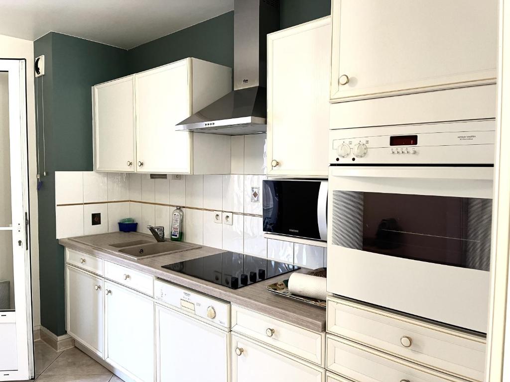 Kuchyňa alebo kuchynka v ubytovaní Spacieux appartement dans le centre-ville des Sables d'Olonne - 4 pers