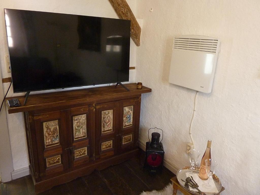 TV a/nebo společenská místnost v ubytování Ferienhaus Am Moselstausee