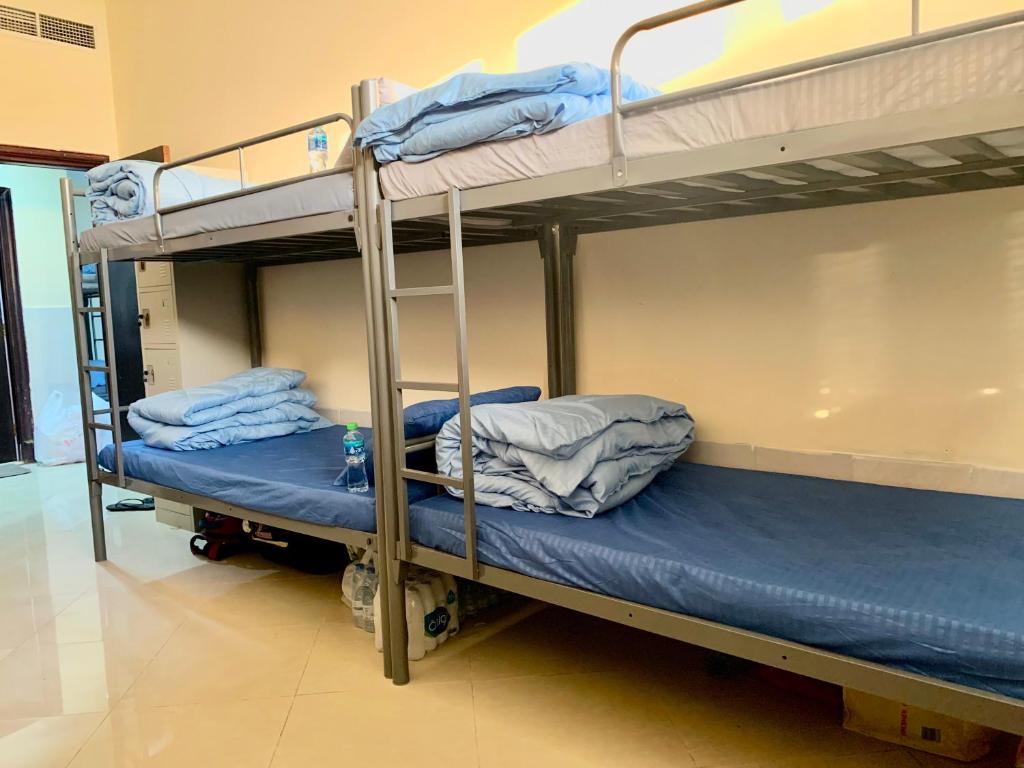ein Zimmer mit 2 Etagenbetten in einem Krankenhaus in der Unterkunft Happy Living Hostel in Dubai
