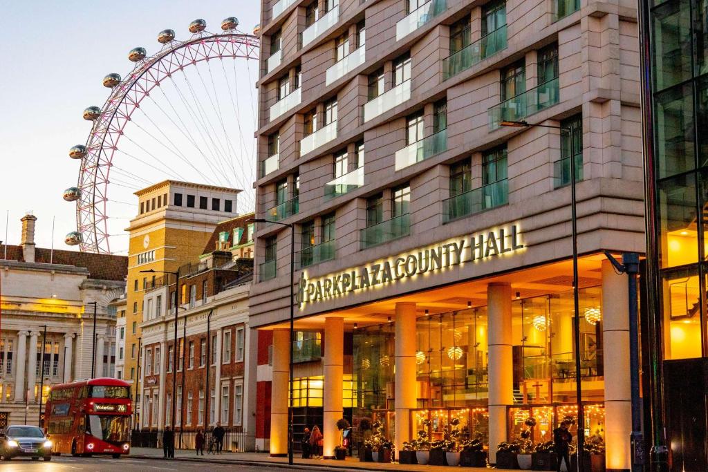 un gran edificio con una noria en el fondo en Park Plaza County Hall London en Londres