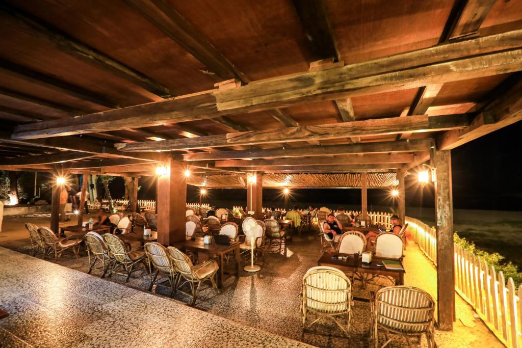 Restaurace v ubytování Woodpegger By The Beach, Mandrem
