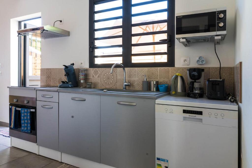 Kuchyň nebo kuchyňský kout v ubytování Appart Maïthé 3 Terrasse et proximité lagon