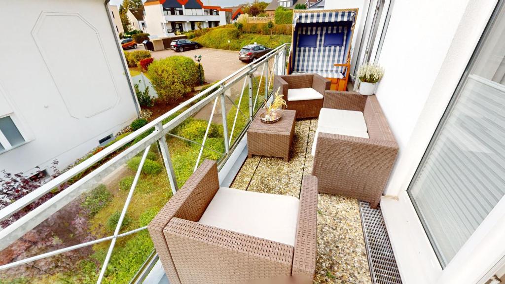 グレーミッツにあるGrüntal-Residenz Haus II App. 5の通りの景色を望むバルコニー(階段付)
