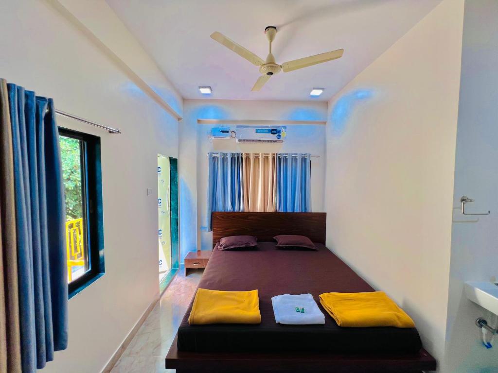 una camera con letto e ventilatore a soffitto di Sea Point Villa a Kashid