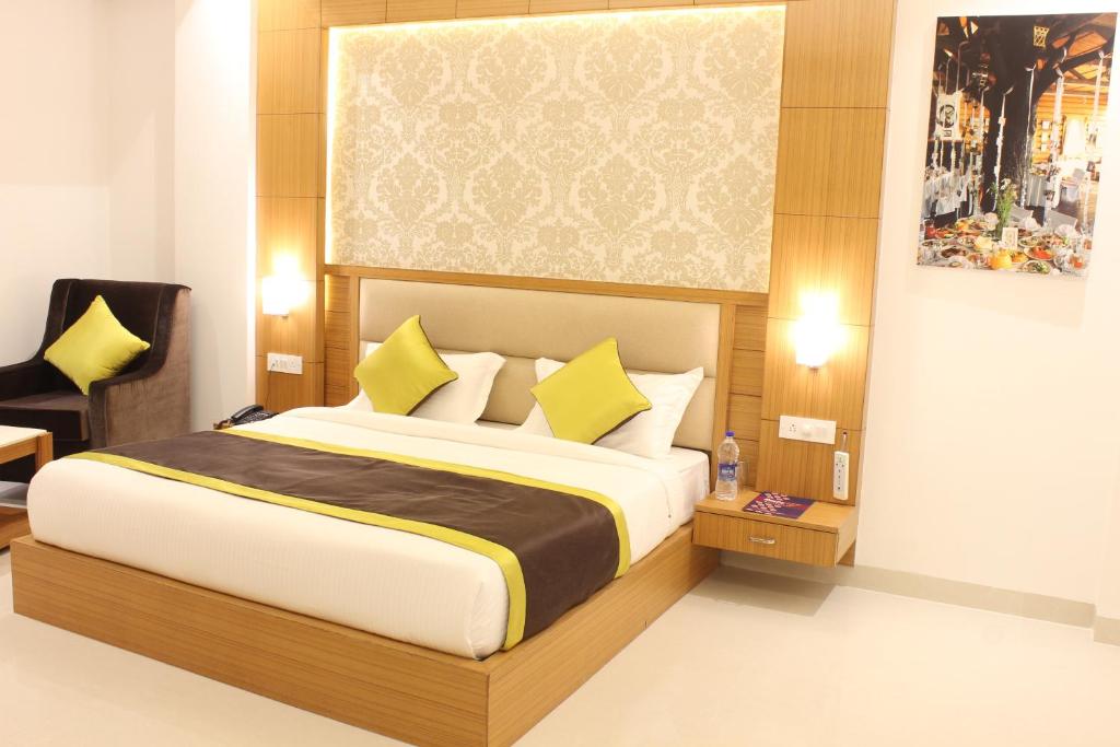 Postel nebo postele na pokoji v ubytování Hotel Transit International- Aerocity Delhi Airport