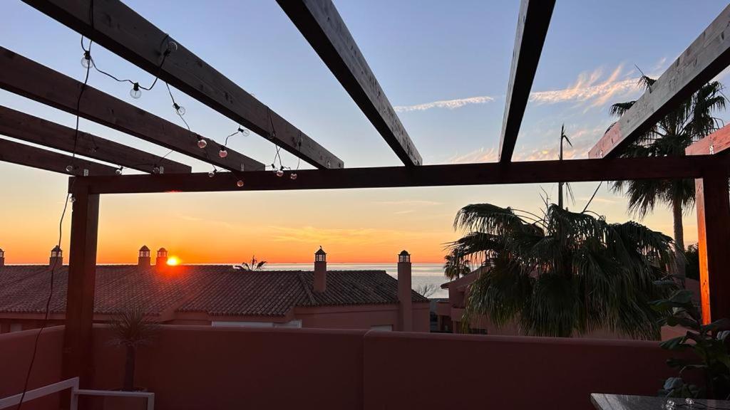 een uitzicht op de zonsondergang vanaf het dak van een huis bij Manilva Beach Casa de Pedro in Manilva