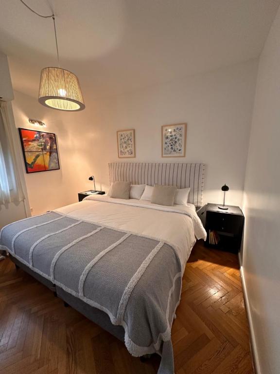 Un dormitorio con una cama grande y una lámpara de araña. en Great Apartment in Recoleta en Buenos Aires