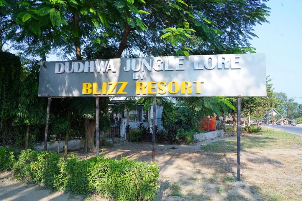 um sinal para uma cabana de selva bulimia e um resort de blitz em BLIZZ HOTELS RESORTS em Paliā Kalān