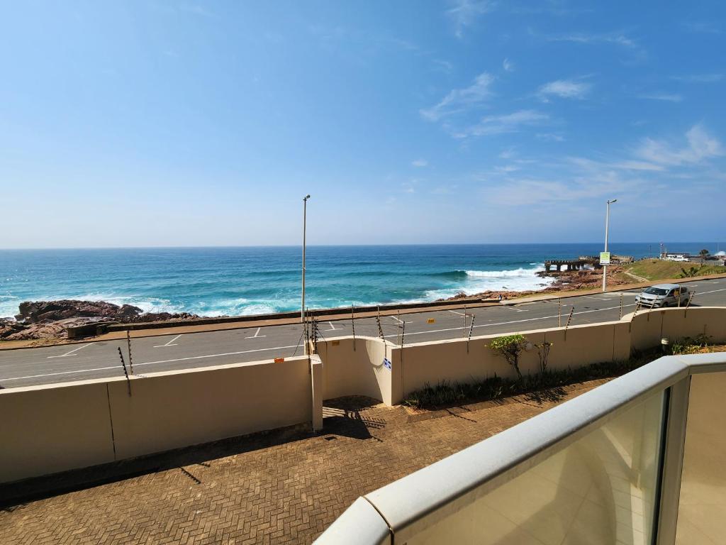 desde un balcón con vistas a la carretera y al océano en Santorini, Margate, en Margate