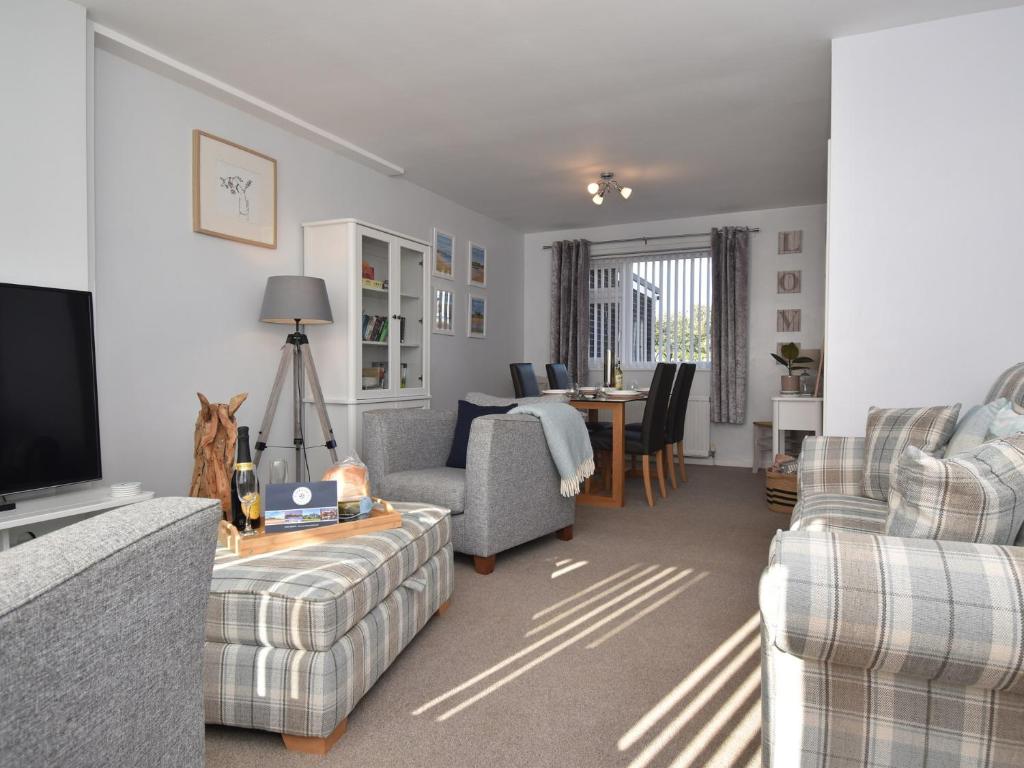 uma sala de estar com 2 sofás e uma sala de jantar em 2 Bed in Seahouses 86092 em North Sunderland