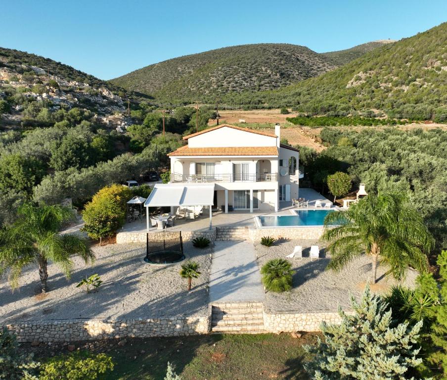 an aerial view of a villa with a swimming pool at Luxe Villa Livadia, 10 personen in Kandia