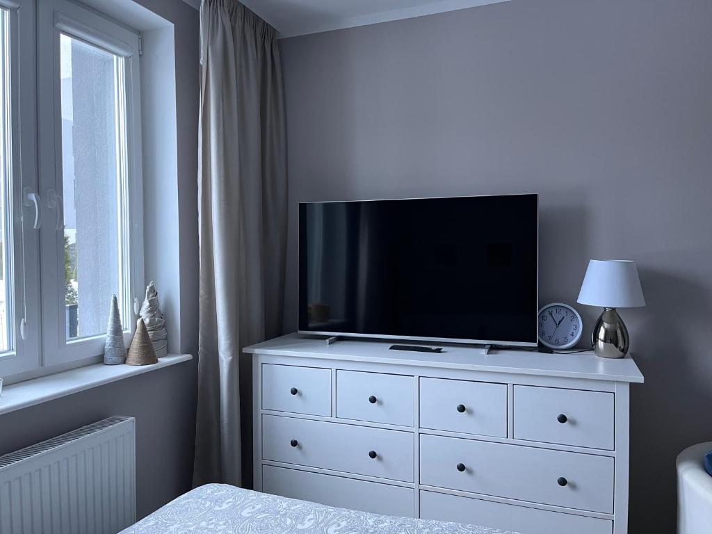 Televízia a/alebo spoločenská miestnosť v ubytovaní Apartament Przy Obserwatorium&Singielnia