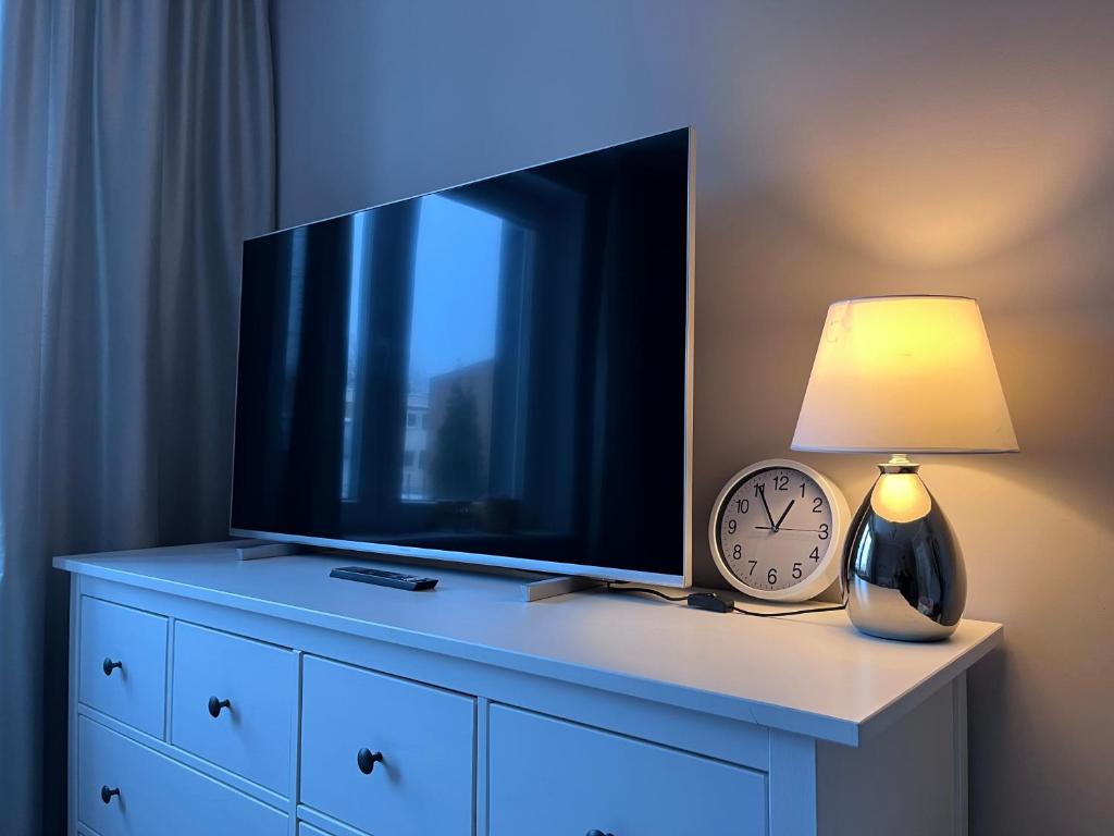 Televízia a/alebo spoločenská miestnosť v ubytovaní Apartament Przy Obserwatorium&Singielnia